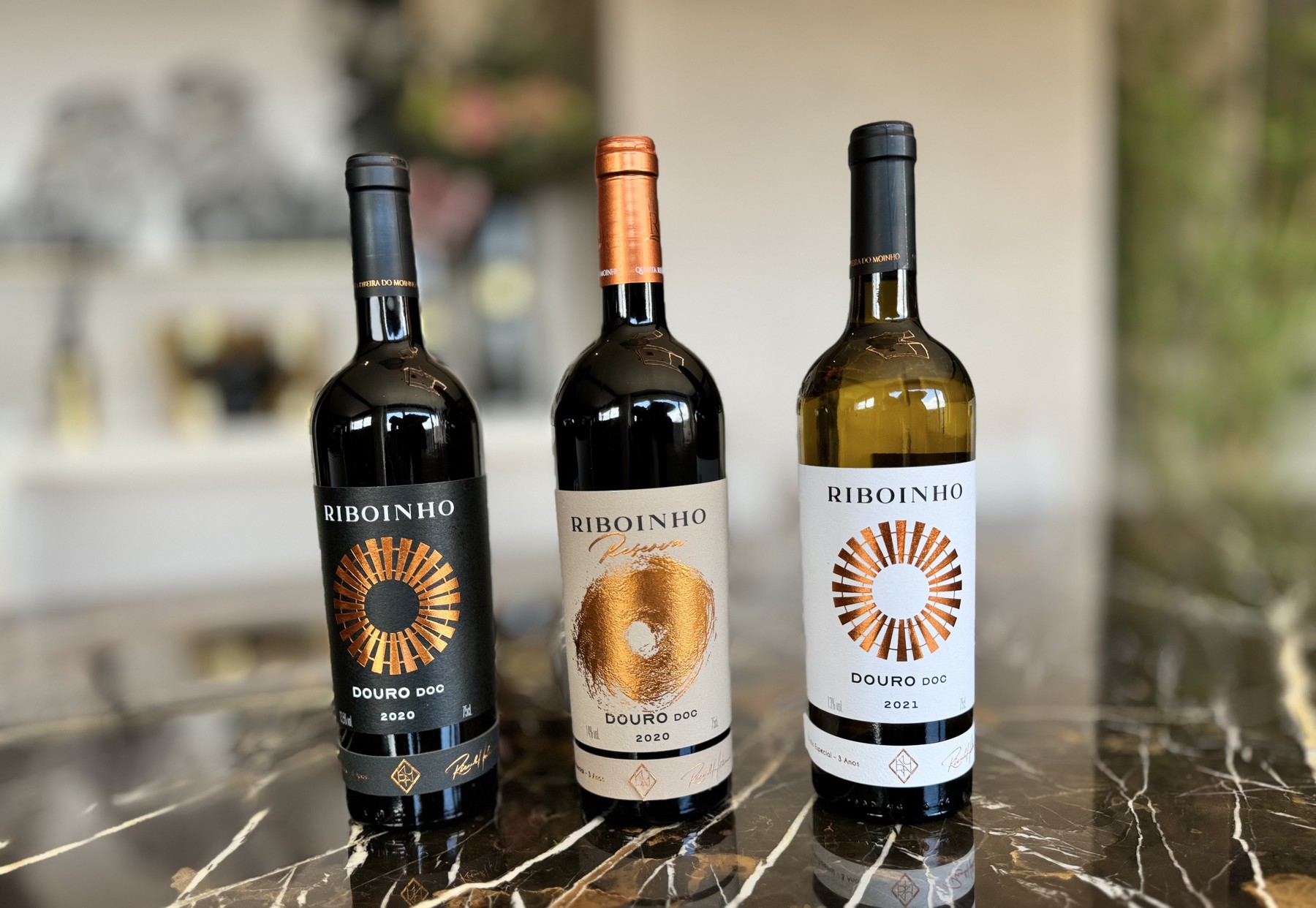 As três garrafas Riboinho: Tinto, Reserva e Branco, lado a lado